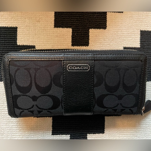 Coach Black Gray Signature Jacquard
Large Zip Around Wallet - Picture 1 of 3
